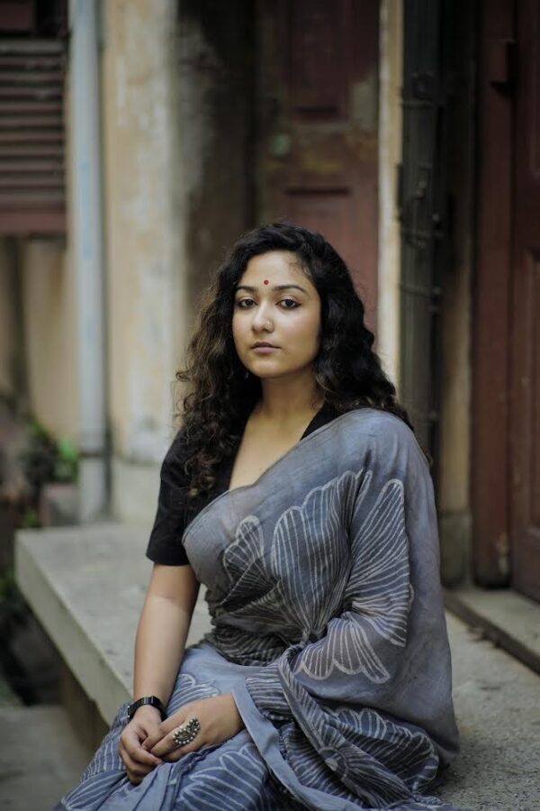 White hibiscus saree - Image 4